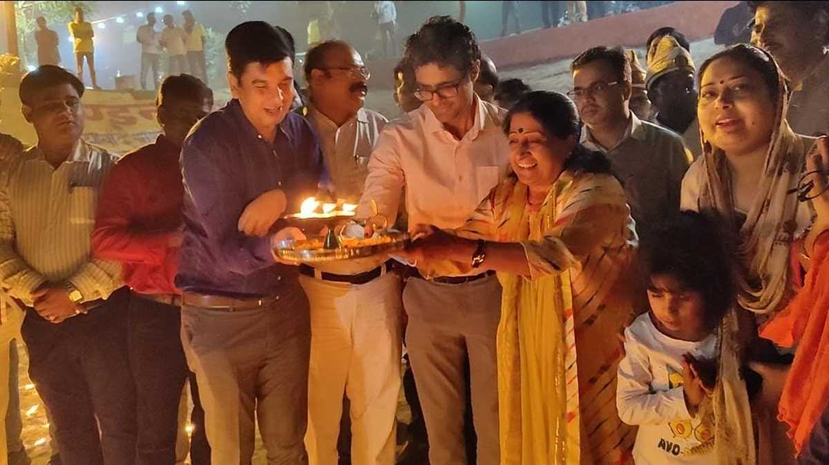 21 सौ दिये जलाकर नगर निगम ने हिंडन तट पर की महाआरती